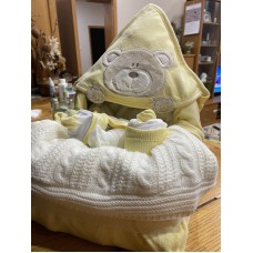 Кош от дрешки, памперси и козметика за бебе момиче